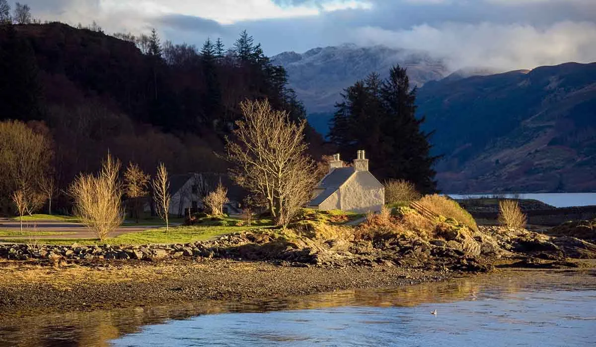 Photo of an abandoned cottage in Scotland in good condition.