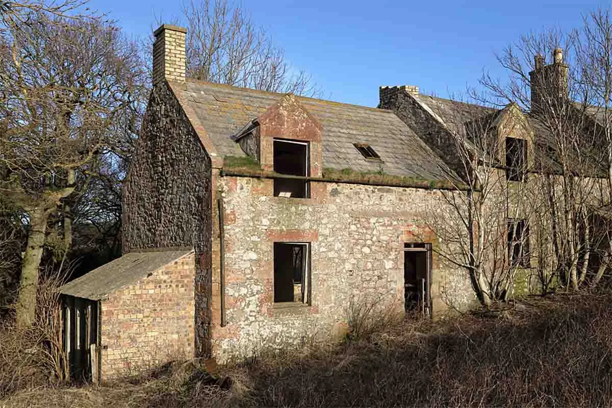 Photo showing an abandoned house which could become a family home.