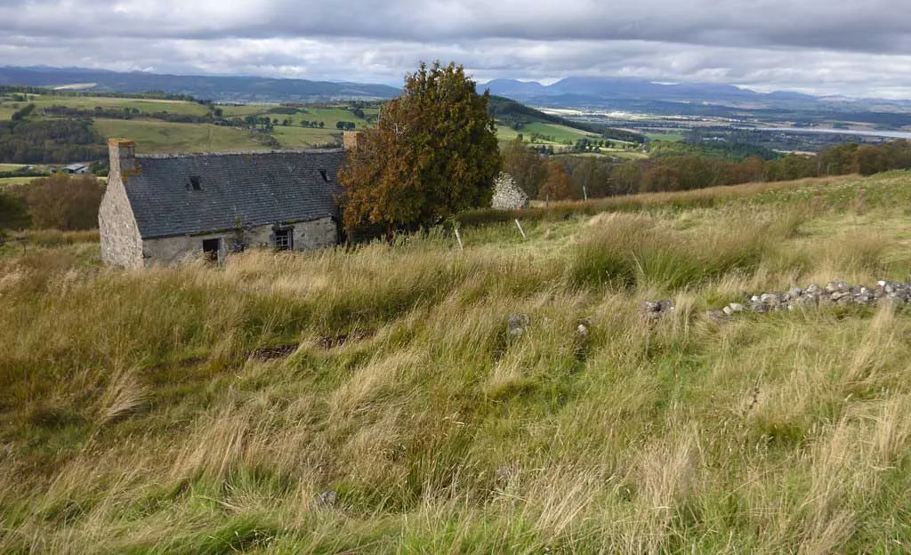 Photo of a neglected derelict cottage near Inverness in Scotland
