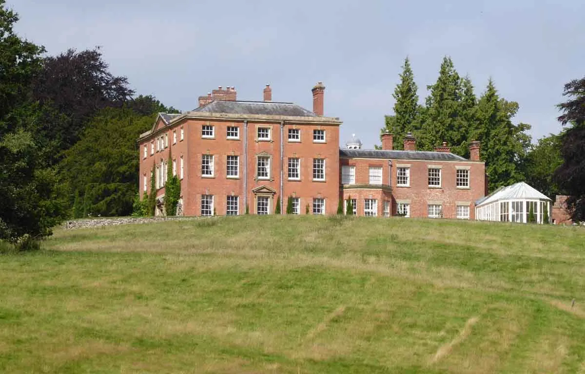 Photo showing a beautiful Georgian country house built in the 17th century.
