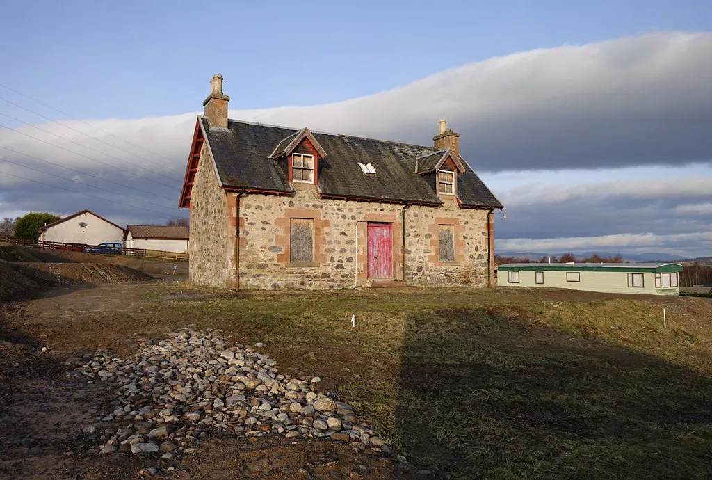 Photo of a cottage ready to renovate
