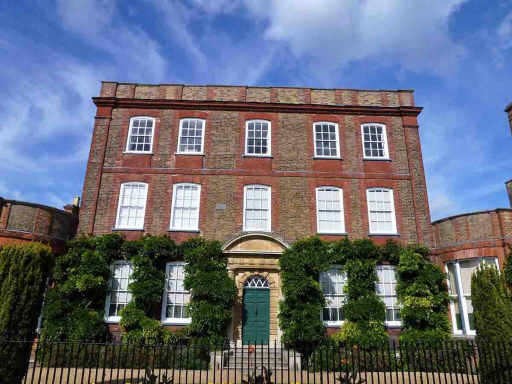 Georgian houses in the UK. Photo © Richard Humphrey (cc-by-sa/2.0)