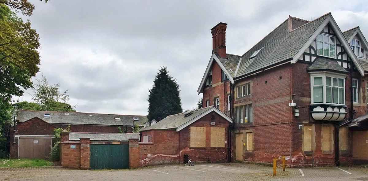 Photo of a house in bad condition, near Hull, in England.